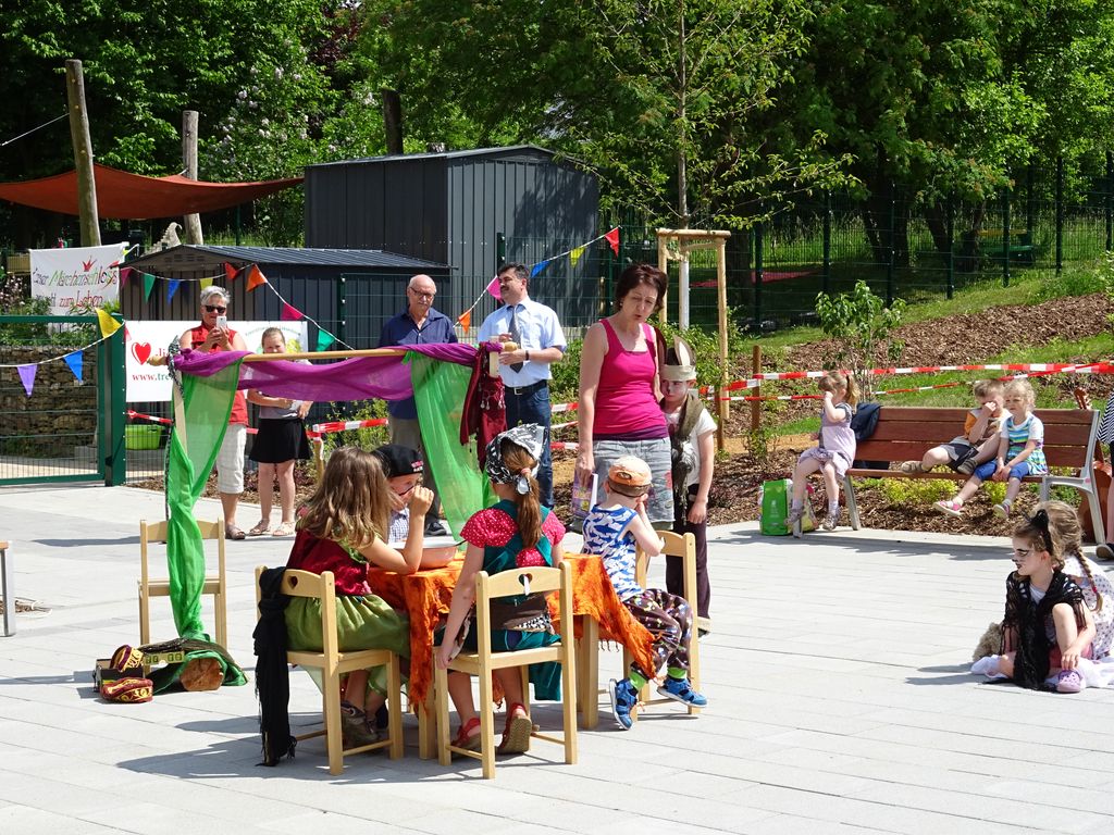 Kinder sind auf dem Dorfplatz in Schlößchen